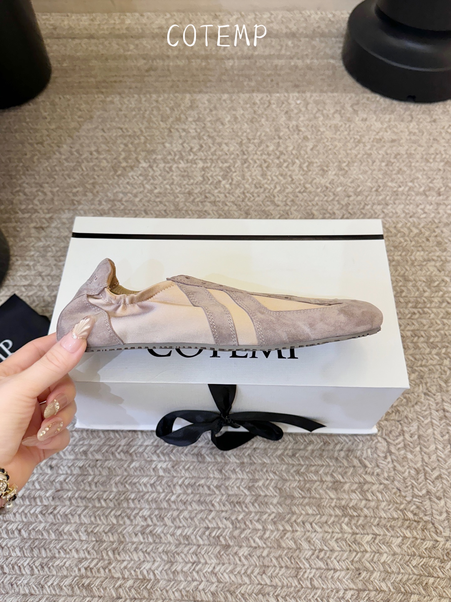 COTEMP 🌾 26秋冬褶皱缎面薄底德训鞋：柔美舒适的穿着感，以柔软轻薄为灵感，两穿设计，一脚蹬便捷上脚。鞋面使用羊麂