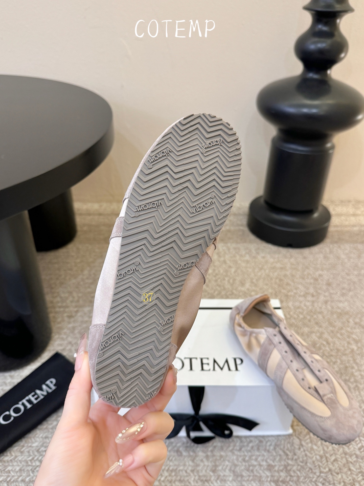 COTEMP 🌾 26秋冬褶皱缎面薄底德训鞋：柔美舒适的穿着感，以柔软轻薄为灵感，两穿设计，一脚蹬便捷上脚。鞋面使用羊麂