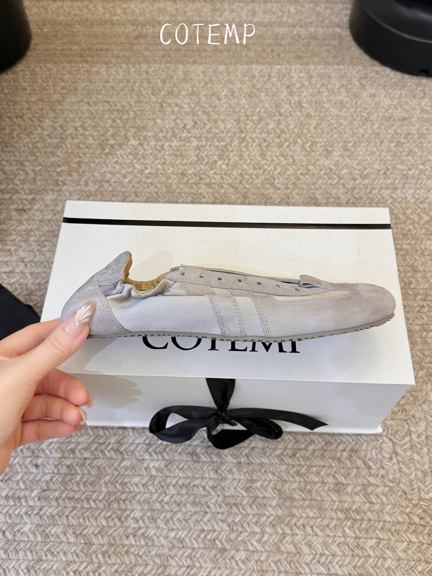 COTEMP 🌾 26秋冬褶皱缎面薄底德训鞋：柔美舒适的穿着感，以柔软轻薄为灵感，两穿设计，一脚蹬便捷上脚。鞋面使用羊麂