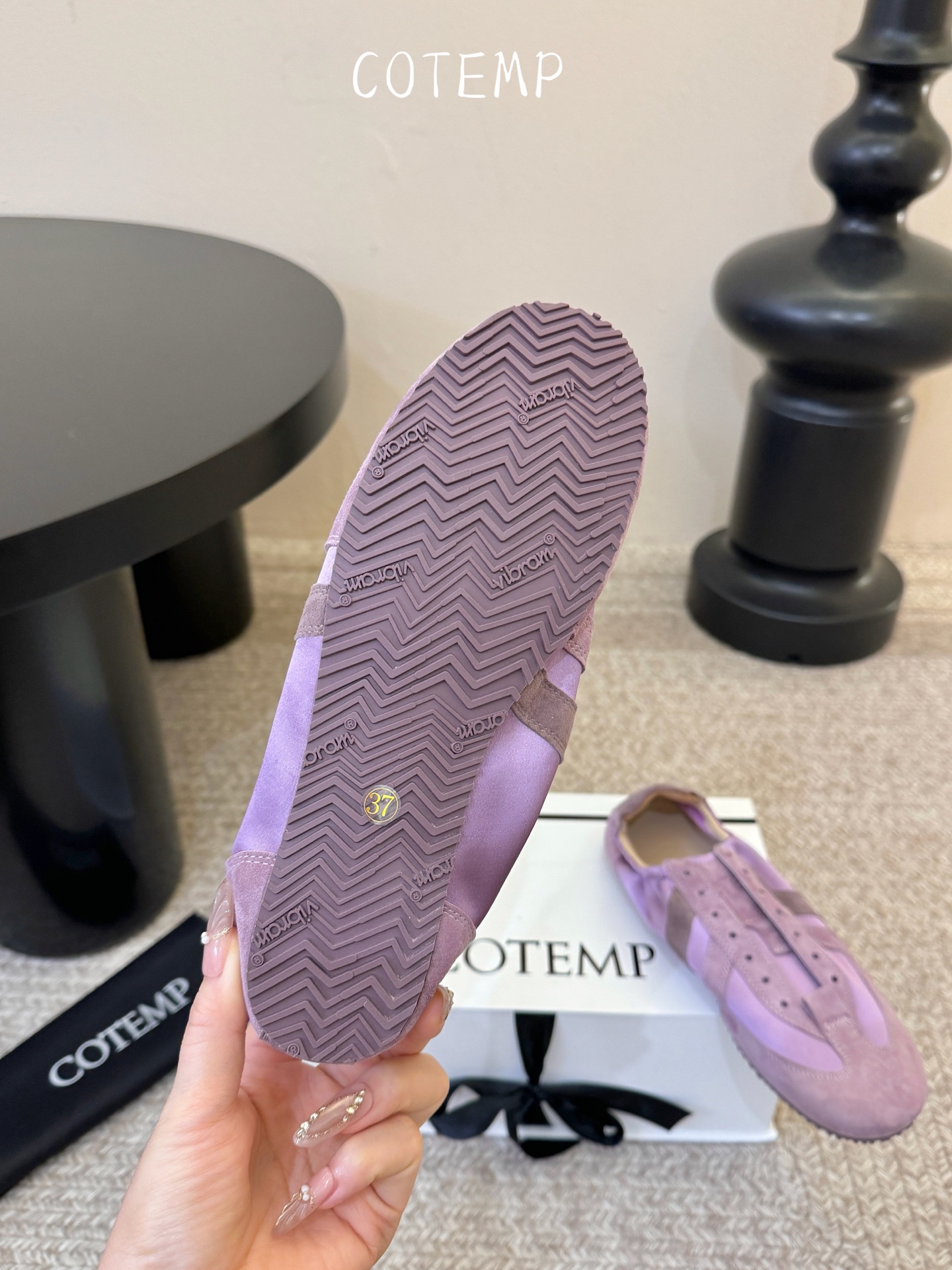 COTEMP 🌾 26秋冬褶皱缎面薄底德训鞋：柔美舒适的穿着感，以柔软轻薄为灵感，两穿设计，一脚蹬便捷上脚。鞋面使用羊麂