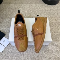 Celin*26ss夏季新款复古运动鞋 自带松弛复古文艺的慵懒氛围感,满满的法式复古格调。穿搭包容性极强,搭配牛仔裤随性 Celin*26ss夏季新款复古运动鞋 自带松弛复古文艺的慵懒氛围感,满满的法式复古格调。穿搭包容性极强,搭配牛仔裤随性