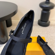 LV Monogram 烫钻网纱玛丽珍平底单鞋 春夏爆款芭蕾玛丽珍上新!通透网纱铺满烫钻老花 细碎钻光低调显贵,完全不会 LV Monogram 烫钻网纱玛丽珍平底单鞋 春夏爆款芭蕾玛丽珍上新!通透网纱铺满烫钻老花 细碎钻光低调显贵,完全不会