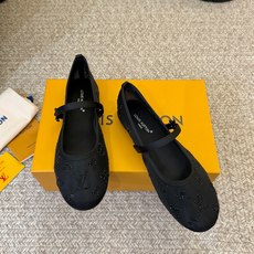 LV Monogram 烫钻网纱玛丽珍平底单鞋 春夏爆款芭蕾玛丽珍上新!通透网纱铺满烫钻老花 细碎钻光低调显贵,完全不会 LV Monogram 烫钻网纱玛丽珍平底单鞋 春夏爆款芭蕾玛丽珍上新!通透网纱铺满烫钻老花 细碎钻光低调显贵,完全不会