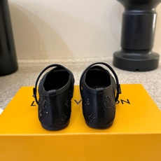 LV Monogram 烫钻网纱玛丽珍平底单鞋 春夏爆款芭蕾玛丽珍上新!通透网纱铺满烫钻老花 细碎钻光低调显贵,完全不会 LV Monogram 烫钻网纱玛丽珍平底单鞋 春夏爆款芭蕾玛丽珍上新!通透网纱铺满烫钻老花 细碎钻光低调显贵,完全不会