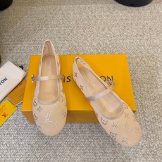 LV Monogram 烫钻网纱玛丽珍平底单鞋 春夏爆款芭蕾玛丽珍上新!通透网纱铺满烫钻老花 细碎钻光低调显贵,完全不会 LV Monogram 烫钻网纱玛丽珍平底单鞋 春夏爆款芭蕾玛丽珍上新!通透网纱铺满烫钻老花 细碎钻光低调显贵,完全不会