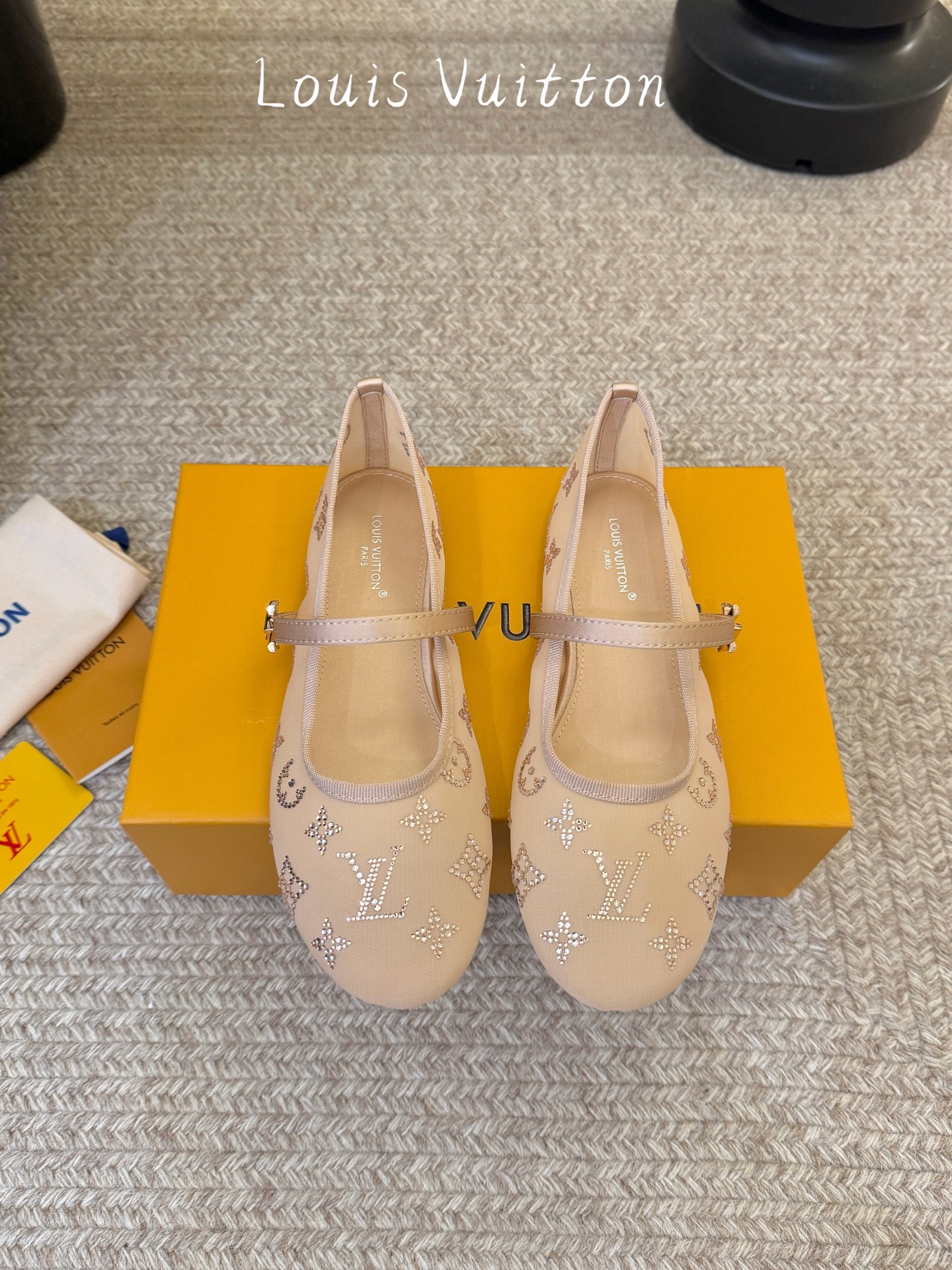 LV Monogram 烫钻网纱玛丽珍平底单鞋 春夏爆款芭蕾玛丽珍上新！通透网纱铺满烫钻老花 细碎钻光低调显贵，完全不会