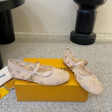 LV Monogram 烫钻网纱玛丽珍平底单鞋 春夏爆款芭蕾玛丽珍上新!通透网纱铺满烫钻老花 细碎钻光低调显贵,完全不会 LV Monogram 烫钻网纱玛丽珍平底单鞋 春夏爆款芭蕾玛丽珍上新!通透网纱铺满烫钻老花 细碎钻光低调显贵,完全不会