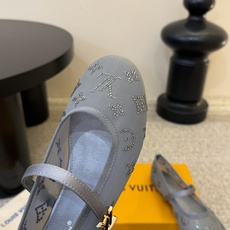 LV Monogram 烫钻网纱玛丽珍平底单鞋 春夏爆款芭蕾玛丽珍上新!通透网纱铺满烫钻老花 细碎钻光低调显贵,完全不会 LV Monogram 烫钻网纱玛丽珍平底单鞋 春夏爆款芭蕾玛丽珍上新!通透网纱铺满烫钻老花 细碎钻光低调显贵,完全不会