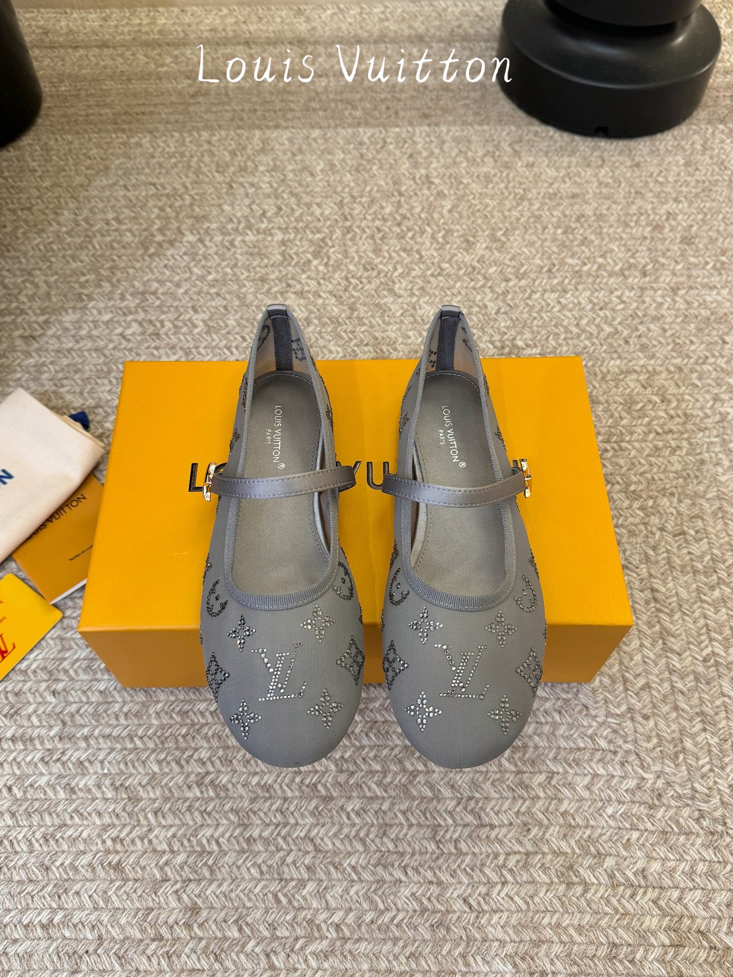 LV Monogram 烫钻网纱玛丽珍平底单鞋 春夏爆款芭蕾玛丽珍上新！通透网纱铺满烫钻老花 细碎钻光低调显贵，完全不会