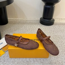 LV Monogram 烫钻网纱玛丽珍平底单鞋 春夏爆款芭蕾玛丽珍上新!通透网纱铺满烫钻老花 细碎钻光低调显贵,完全不会 LV Monogram 烫钻网纱玛丽珍平底单鞋 春夏爆款芭蕾玛丽珍上新!通透网纱铺满烫钻老花 细碎钻光低调显贵,完全不会
