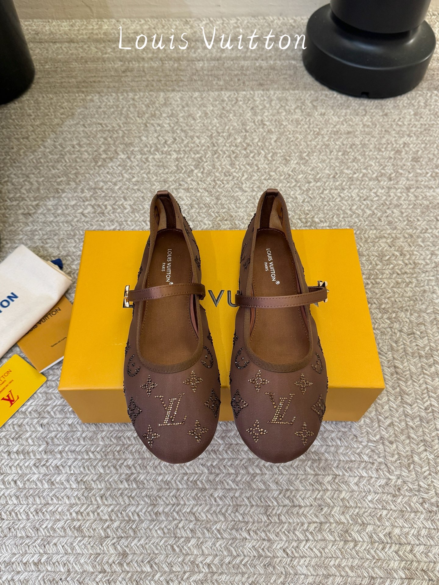 LV Monogram 烫钻网纱玛丽珍平底单鞋 春夏爆款芭蕾玛丽珍上新！通透网纱铺满烫钻老花 细碎钻光低调显贵，完全不会