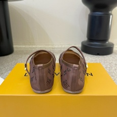 LV Monogram 烫钻网纱玛丽珍平底单鞋 春夏爆款芭蕾玛丽珍上新!通透网纱铺满烫钻老花 细碎钻光低调显贵,完全不会 LV Monogram 烫钻网纱玛丽珍平底单鞋 春夏爆款芭蕾玛丽珍上新!通透网纱铺满烫钻老花 细碎钻光低调显贵,完全不会