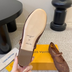LV Monogram 烫钻网纱玛丽珍平底单鞋 春夏爆款芭蕾玛丽珍上新!通透网纱铺满烫钻老花 细碎钻光低调显贵,完全不会 LV Monogram 烫钻网纱玛丽珍平底单鞋 春夏爆款芭蕾玛丽珍上新!通透网纱铺满烫钻老花 细碎钻光低调显贵,完全不会