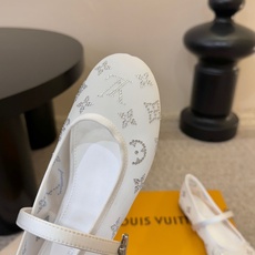 LV Monogram 烫钻网纱玛丽珍平底单鞋 春夏爆款芭蕾玛丽珍上新!通透网纱铺满烫钻老花 细碎钻光低调显贵,完全不会 LV Monogram 烫钻网纱玛丽珍平底单鞋 春夏爆款芭蕾玛丽珍上新!通透网纱铺满烫钻老花 细碎钻光低调显贵,完全不会