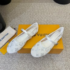 LV Monogram 烫钻网纱玛丽珍平底单鞋 春夏爆款芭蕾玛丽珍上新!通透网纱铺满烫钻老花 细碎钻光低调显贵,完全不会 LV Monogram 烫钻网纱玛丽珍平底单鞋 春夏爆款芭蕾玛丽珍上新!通透网纱铺满烫钻老花 细碎钻光低调显贵,完全不会