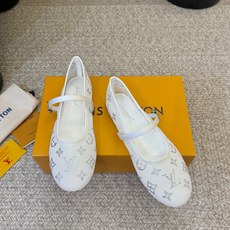 LV Monogram 烫钻网纱玛丽珍平底单鞋 春夏爆款芭蕾玛丽珍上新!通透网纱铺满烫钻老花 细碎钻光低调显贵,完全不会 LV Monogram 烫钻网纱玛丽珍平底单鞋 春夏爆款芭蕾玛丽珍上新!通透网纱铺满烫钻老花 细碎钻光低调显贵,完全不会