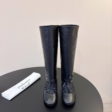 Paloma Woo* 𝟐𝟔𝐀𝐖秋冬战靴 PW系带平底高筒靴|文艺格调交织松弛质感 利落直筒靴型勾勒流畅线条 前侧绑带 Paloma Woo* 𝟐𝟔𝐀𝐖秋冬战靴 PW系带平底高筒靴|文艺格调交织松弛质感 利落直筒靴型勾勒流畅线条 前侧绑带