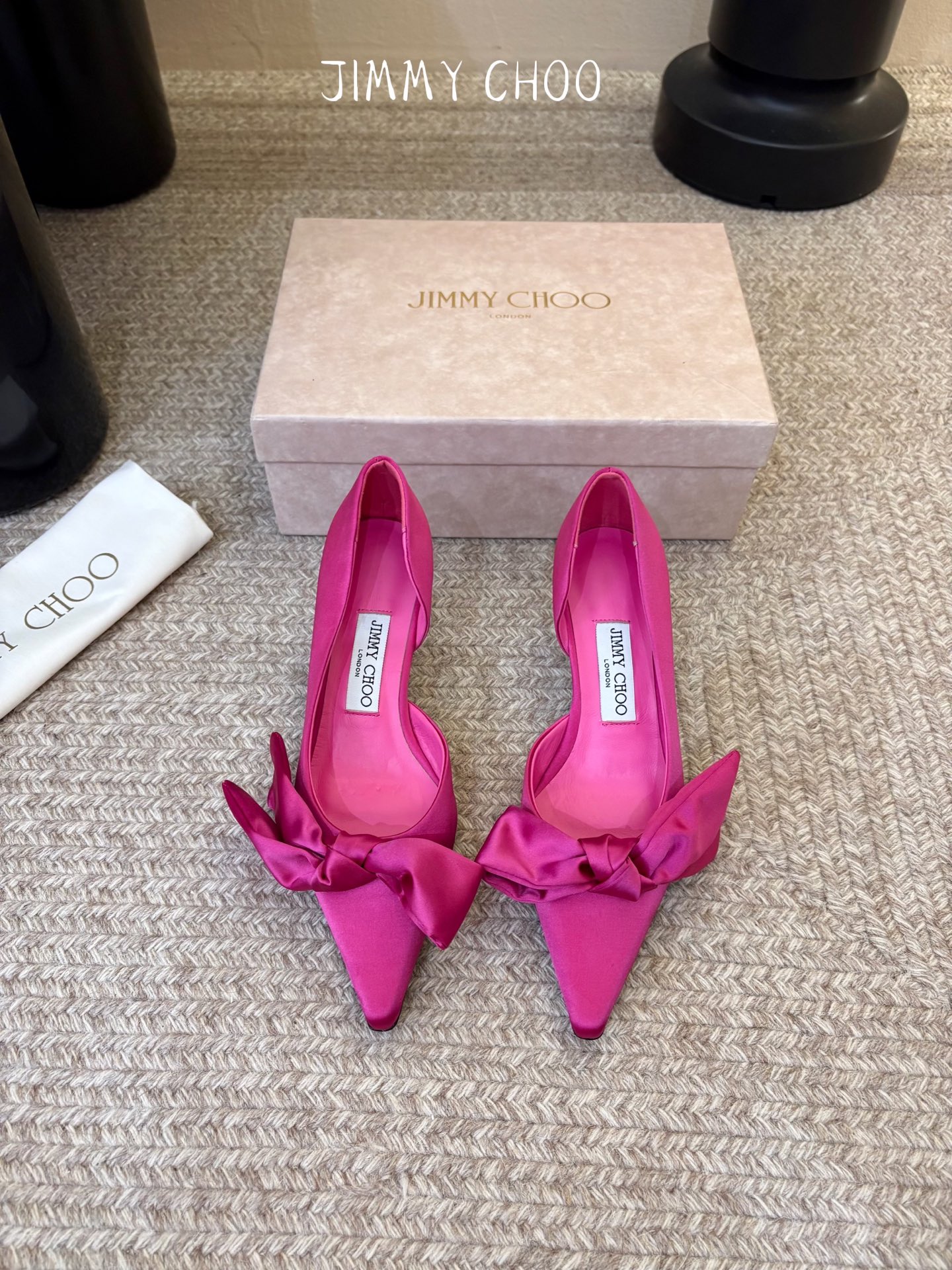 Jimmy Choo26秋冬ISSY系列上新，必不可少的时尚单品，缎面波光粼粼丝滑质感，海边度假、晚宴、海岛婚礼穿巨出片