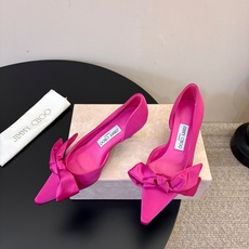 Jimmy Choo26秋冬ISSY系列上新,必不可少的时尚单品,缎面波光粼粼丝滑质感,海边度假、晚宴、海岛婚礼穿巨出片 Jimmy Choo26秋冬ISSY系列上新,必不可少的时尚单品,缎面波光粼粼丝滑质感,海边度假、晚宴、海岛婚礼穿巨出片