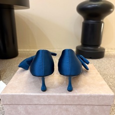 Jimmy Choo26秋冬ISSY系列上新,必不可少的时尚单品,缎面波光粼粼丝滑质感,海边度假、晚宴、海岛婚礼穿巨出片 Jimmy Choo26秋冬ISSY系列上新,必不可少的时尚单品,缎面波光粼粼丝滑质感,海边度假、晚宴、海岛婚礼穿巨出片