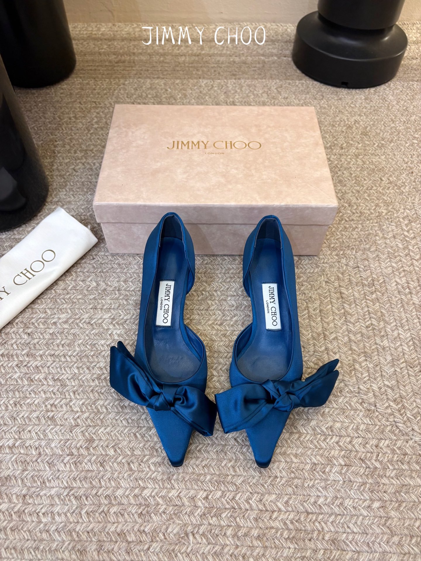 Jimmy Choo26秋冬ISSY系列上新，必不可少的时尚单品，缎面波光粼粼丝滑质感，海边度假、晚宴、海岛婚礼穿巨出片