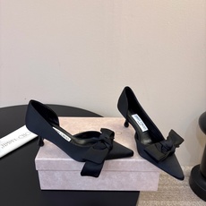 Jimmy Choo26秋冬ISSY系列上新,必不可少的时尚单品,缎面波光粼粼丝滑质感,海边度假、晚宴、海岛婚礼穿巨出片 Jimmy Choo26秋冬ISSY系列上新,必不可少的时尚单品,缎面波光粼粼丝滑质感,海边度假、晚宴、海岛婚礼穿巨出片
