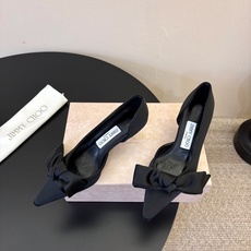 Jimmy Choo26秋冬ISSY系列上新,必不可少的时尚单品,缎面波光粼粼丝滑质感,海边度假、晚宴、海岛婚礼穿巨出片 Jimmy Choo26秋冬ISSY系列上新,必不可少的时尚单品,缎面波光粼粼丝滑质感,海边度假、晚宴、海岛婚礼穿巨出片