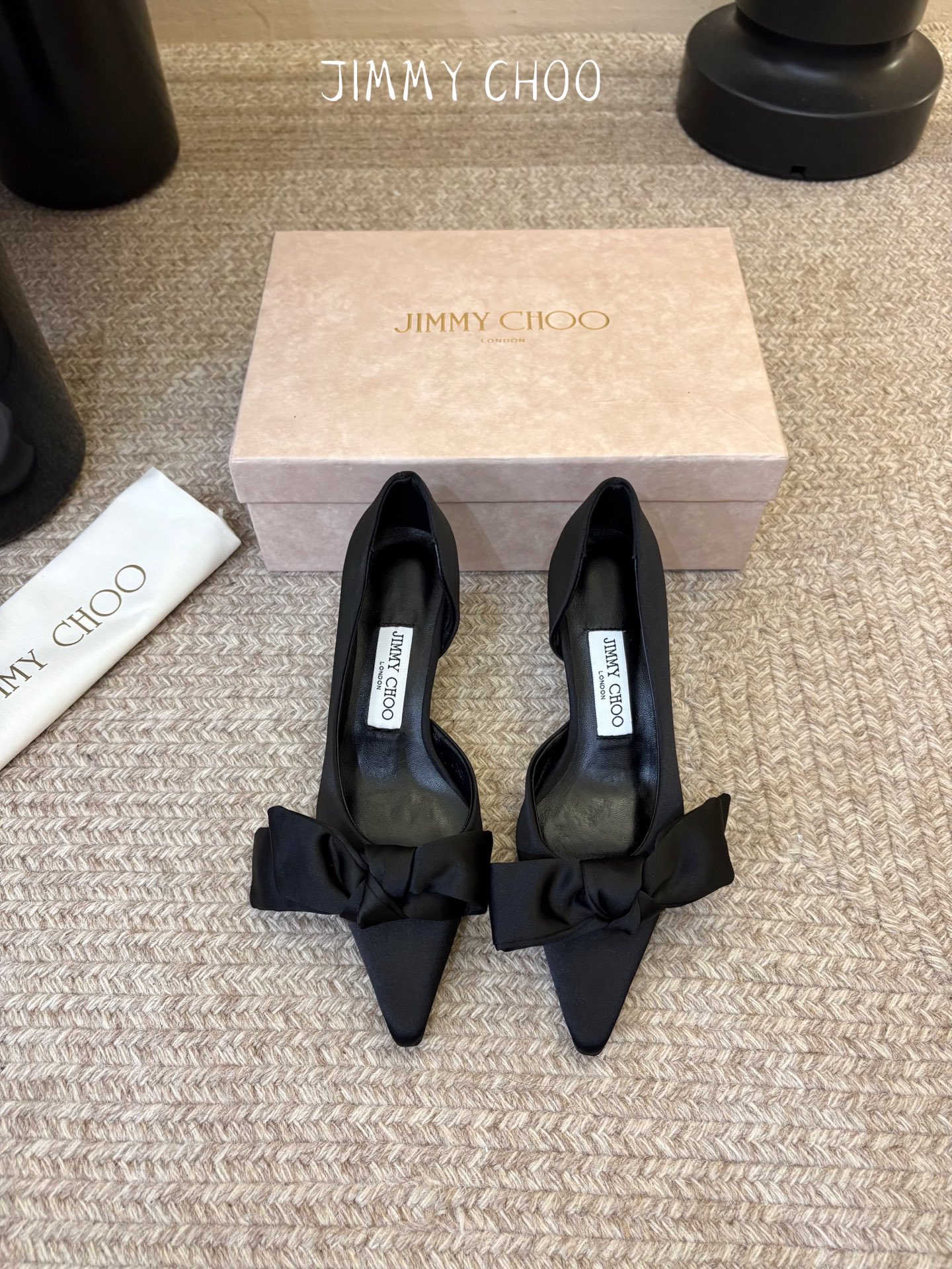 Jimmy Choo26秋冬ISSY系列上新，必不可少的时尚单品，缎面波光粼粼丝滑质感，海边度假、晚宴、海岛婚礼穿巨出片