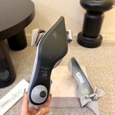 Jimmy Choo26秋冬ISSY系列上新,必不可少的时尚单品,缎面波光粼粼丝滑质感,海边度假、晚宴、海岛婚礼穿巨出片 Jimmy Choo26秋冬ISSY系列上新,必不可少的时尚单品,缎面波光粼粼丝滑质感,海边度假、晚宴、海岛婚礼穿巨出片