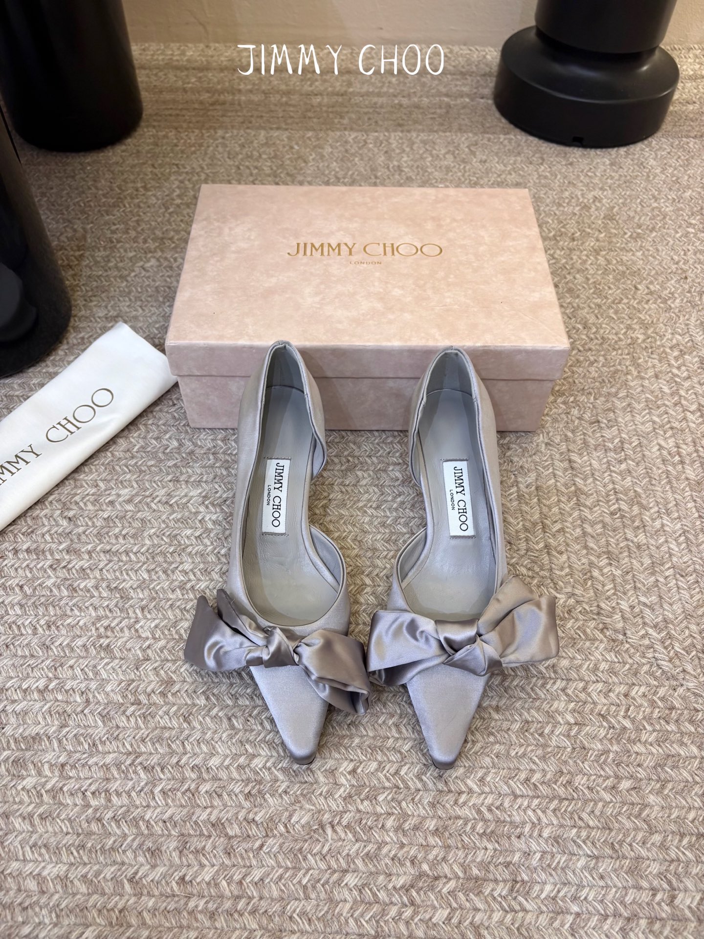 Jimmy Choo26秋冬ISSY系列上新，必不可少的时尚单品，缎面波光粼粼丝滑质感，海边度假、晚宴、海岛婚礼穿巨出片