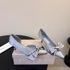 Jimmy Choo26秋冬ISSY系列上新,必不可少的时尚单品,缎面波光粼粼丝滑质感,海边度假、晚宴、海岛婚礼穿巨出片 Jimmy Choo26秋冬ISSY系列上新,必不可少的时尚单品,缎面波光粼粼丝滑质感,海边度假、晚宴、海岛婚礼穿巨出片
