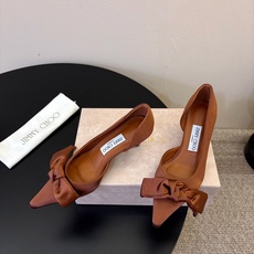 Jimmy Choo26秋冬ISSY系列上新,必不可少的时尚单品,缎面波光粼粼丝滑质感,海边度假、晚宴、海岛婚礼穿巨出片 Jimmy Choo26秋冬ISSY系列上新,必不可少的时尚单品,缎面波光粼粼丝滑质感,海边度假、晚宴、海岛婚礼穿巨出片