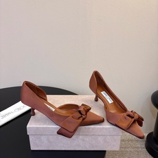Jimmy Choo26秋冬ISSY系列上新,必不可少的时尚单品,缎面波光粼粼丝滑质感,海边度假、晚宴、海岛婚礼穿巨出片 Jimmy Choo26秋冬ISSY系列上新,必不可少的时尚单品,缎面波光粼粼丝滑质感,海边度假、晚宴、海岛婚礼穿巨出片