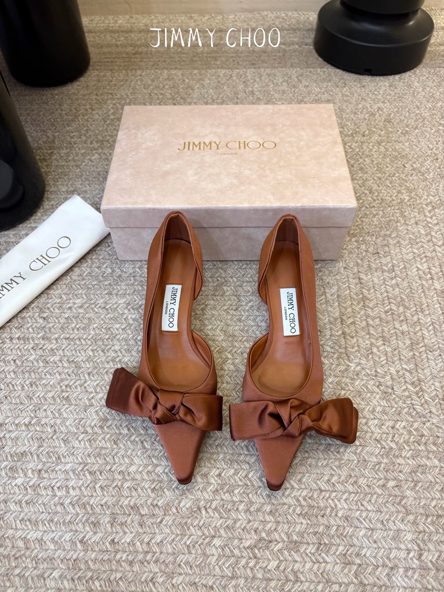 Jimmy Choo26秋冬ISSY系列上新，必不可少的时尚单品，缎面波光粼粼丝滑质感，海边度假、晚宴、海岛婚礼穿巨出片
