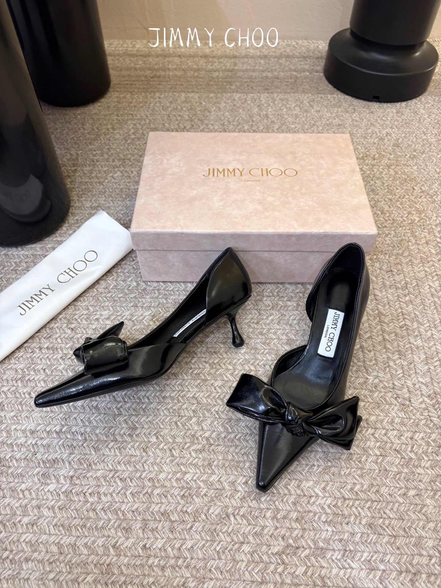 Jimmy Choo26秋冬ISSY系列上新,必不可少的时尚单品,缎面波光粼粼丝滑质感,海边度假、晚宴、海岛婚礼穿巨出片 Jimmy Choo26秋冬ISSY系列上新,必不可少的时尚单品,缎面波光粼粼丝滑质感,海边度假、晚宴、海岛婚礼穿巨出片