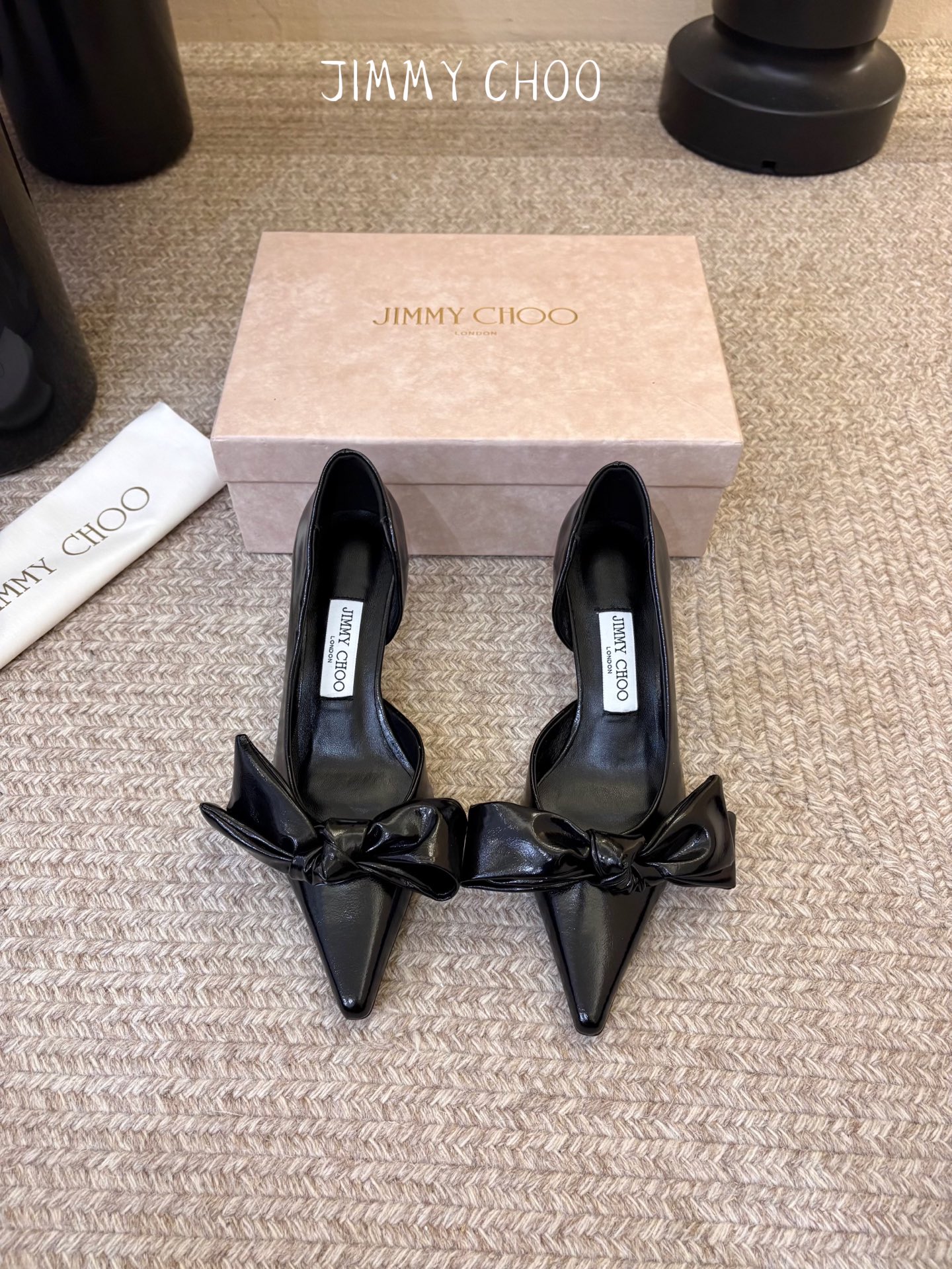 Jimmy Choo26秋冬ISSY系列上新，必不可少的时尚单品，缎面波光粼粼丝滑质感，海边度假、晚宴、海岛婚礼穿巨出片