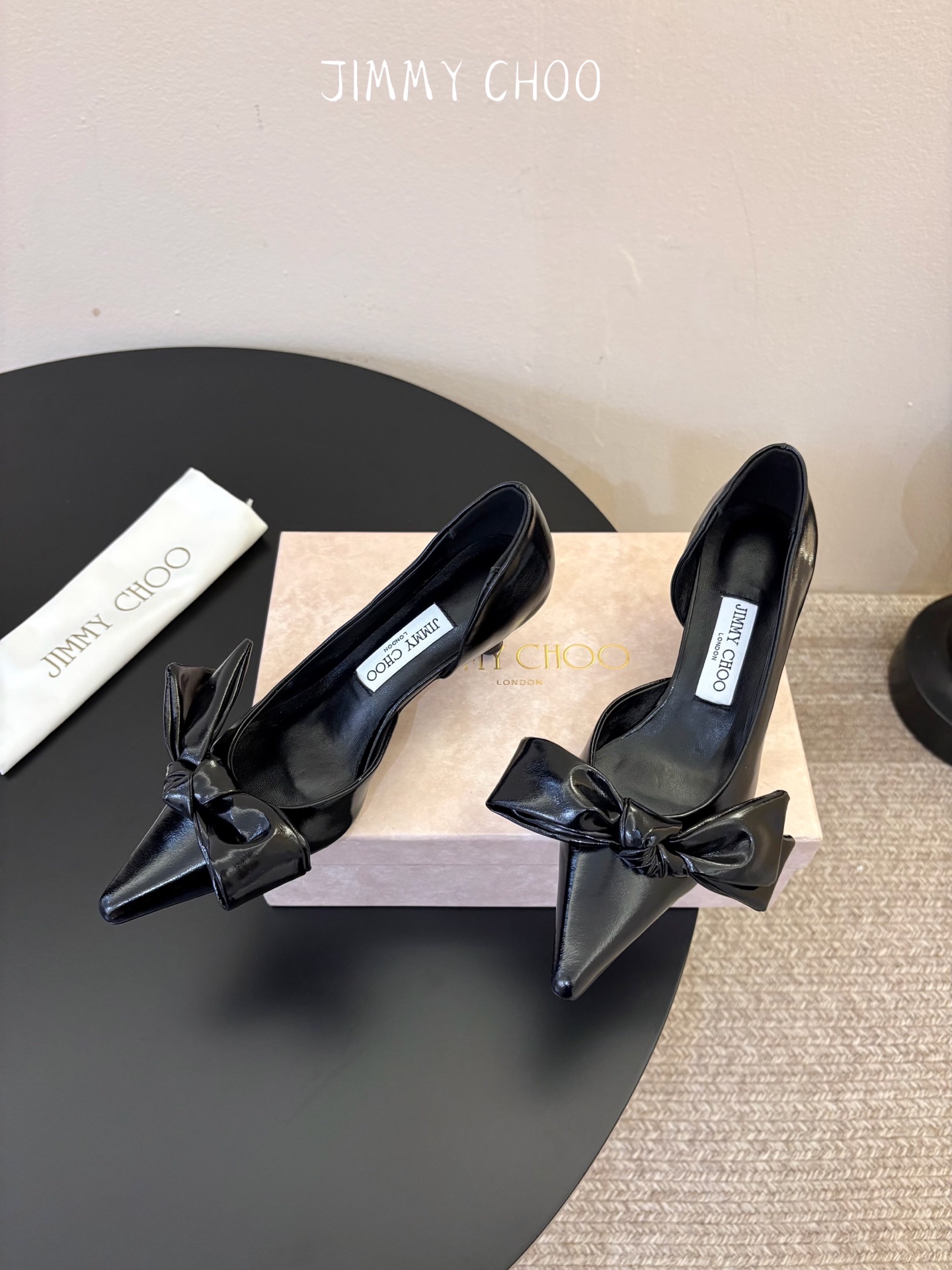 Jimmy Choo26秋冬ISSY系列上新,必不可少的时尚单品,缎面波光粼粼丝滑质感,海边度假、晚宴、海岛婚礼穿巨出片 Jimmy Choo26秋冬ISSY系列上新,必不可少的时尚单品,缎面波光粼粼丝滑质感,海边度假、晚宴、海岛婚礼穿巨出片