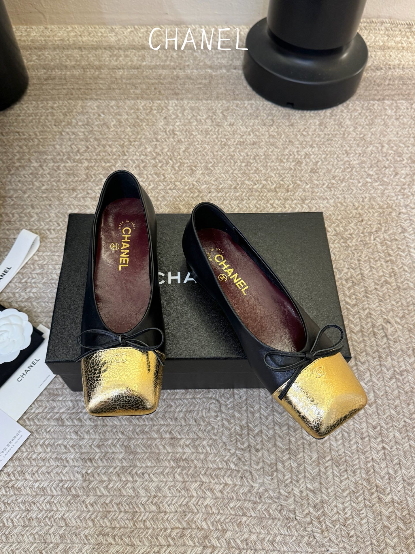 Chane*26ss夏季新款玛丽珍单鞋 温柔名媛的氛围感缓缓蔓延，圆润鞋头搭配精巧的小蝴蝶结，撞色方头贴标是整双鞋的点睛