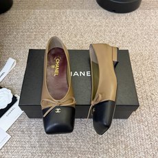 Chane*26ss夏季新款玛丽珍单鞋 温柔名媛的氛围感缓缓蔓延,圆润鞋头搭配精巧的小蝴蝶结,撞色方头贴标是整双鞋的点睛 Chane*26ss夏季新款玛丽珍单鞋 温柔名媛的氛围感缓缓蔓延,圆润鞋头搭配精巧的小蝴蝶结,撞色方头贴标是整双鞋的点睛