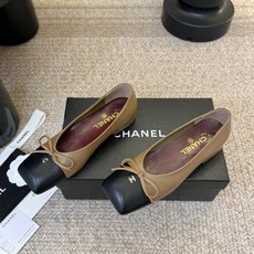 Chane*26ss夏季新款玛丽珍单鞋 温柔名媛的氛围感缓缓蔓延,圆润鞋头搭配精巧的小蝴蝶结,撞色方头贴标是整双鞋的点睛 Chane*26ss夏季新款玛丽珍单鞋 温柔名媛的氛围感缓缓蔓延,圆润鞋头搭配精巧的小蝴蝶结,撞色方头贴标是整双鞋的点睛