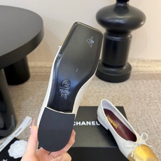 Chane*26ss夏季新款玛丽珍单鞋 温柔名媛的氛围感缓缓蔓延,圆润鞋头搭配精巧的小蝴蝶结,撞色方头贴标是整双鞋的点睛 Chane*26ss夏季新款玛丽珍单鞋 温柔名媛的氛围感缓缓蔓延,圆润鞋头搭配精巧的小蝴蝶结,撞色方头贴标是整双鞋的点睛