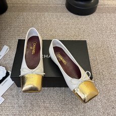 Chane*26ss夏季新款玛丽珍单鞋 温柔名媛的氛围感缓缓蔓延,圆润鞋头搭配精巧的小蝴蝶结,撞色方头贴标是整双鞋的点睛 Chane*26ss夏季新款玛丽珍单鞋 温柔名媛的氛围感缓缓蔓延,圆润鞋头搭配精巧的小蝴蝶结,撞色方头贴标是整双鞋的点睛