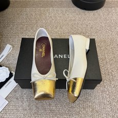 Chane*26ss夏季新款玛丽珍单鞋 温柔名媛的氛围感缓缓蔓延,圆润鞋头搭配精巧的小蝴蝶结,撞色方头贴标是整双鞋的点睛 Chane*26ss夏季新款玛丽珍单鞋 温柔名媛的氛围感缓缓蔓延,圆润鞋头搭配精巧的小蝴蝶结,撞色方头贴标是整双鞋的点睛