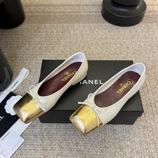 Chane*26ss夏季新款玛丽珍单鞋 温柔名媛的氛围感缓缓蔓延,圆润鞋头搭配精巧的小蝴蝶结,撞色方头贴标是整双鞋的点睛 Chane*26ss夏季新款玛丽珍单鞋 温柔名媛的氛围感缓缓蔓延,圆润鞋头搭配精巧的小蝴蝶结,撞色方头贴标是整双鞋的点睛