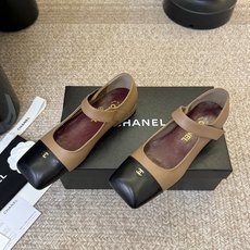 Chane*26ss夏季新款玛丽珍单鞋 温柔名媛的氛围感缓缓蔓延,圆润鞋头搭配精巧的小蝴蝶结,撞色方头贴标是整双鞋的点睛 Chane*26ss夏季新款玛丽珍单鞋 温柔名媛的氛围感缓缓蔓延,圆润鞋头搭配精巧的小蝴蝶结,撞色方头贴标是整双鞋的点睛