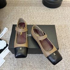 Chane*26ss夏季新款玛丽珍单鞋 温柔名媛的氛围感缓缓蔓延,圆润鞋头搭配精巧的小蝴蝶结,撞色方头贴标是整双鞋的点睛 Chane*26ss夏季新款玛丽珍单鞋 温柔名媛的氛围感缓缓蔓延,圆润鞋头搭配精巧的小蝴蝶结,撞色方头贴标是整双鞋的点睛