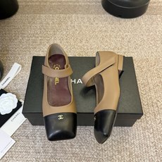 Chane*26ss夏季新款玛丽珍单鞋 温柔名媛的氛围感缓缓蔓延,圆润鞋头搭配精巧的小蝴蝶结,撞色方头贴标是整双鞋的点睛 Chane*26ss夏季新款玛丽珍单鞋 温柔名媛的氛围感缓缓蔓延,圆润鞋头搭配精巧的小蝴蝶结,撞色方头贴标是整双鞋的点睛