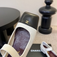 Chane*26ss夏季新款玛丽珍单鞋 温柔名媛的氛围感缓缓蔓延,圆润鞋头搭配精巧的小蝴蝶结,撞色方头贴标是整双鞋的点睛 Chane*26ss夏季新款玛丽珍单鞋 温柔名媛的氛围感缓缓蔓延,圆润鞋头搭配精巧的小蝴蝶结,撞色方头贴标是整双鞋的点睛