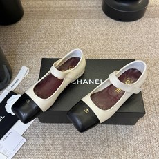 Chane*26ss夏季新款玛丽珍单鞋 温柔名媛的氛围感缓缓蔓延,圆润鞋头搭配精巧的小蝴蝶结,撞色方头贴标是整双鞋的点睛 Chane*26ss夏季新款玛丽珍单鞋 温柔名媛的氛围感缓缓蔓延,圆润鞋头搭配精巧的小蝴蝶结,撞色方头贴标是整双鞋的点睛