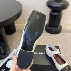Chane*26ss夏季新款玛丽珍单鞋 温柔名媛的氛围感缓缓蔓延,圆润鞋头搭配精巧的小蝴蝶结,撞色方头贴标是整双鞋的点睛 Chane*26ss夏季新款玛丽珍单鞋 温柔名媛的氛围感缓缓蔓延,圆润鞋头搭配精巧的小蝴蝶结,撞色方头贴标是整双鞋的点睛